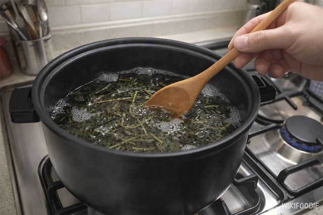 곤드레를 삶고 있다. / 위키푸디