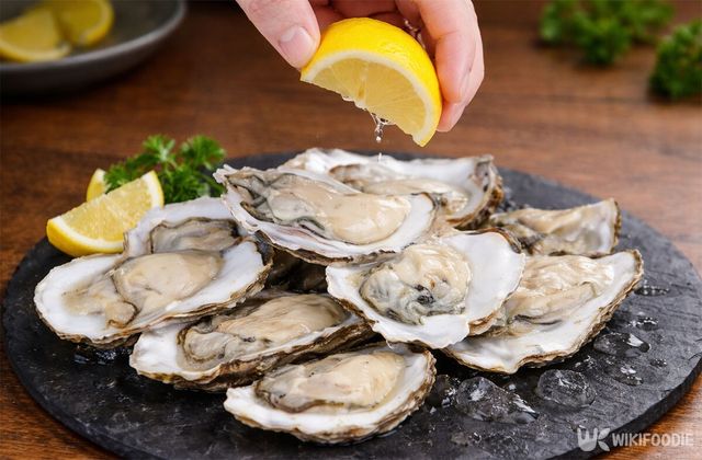 굴에 레몬즙을 뿌리고 있다. / 위키푸디