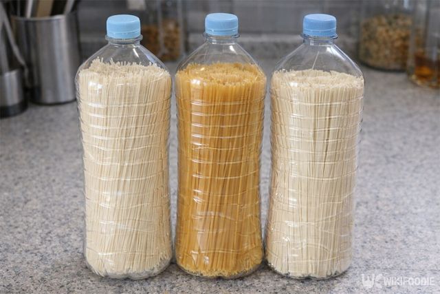 국수 면을 페트병에 넣어 보관하고 있다. / 위키푸디