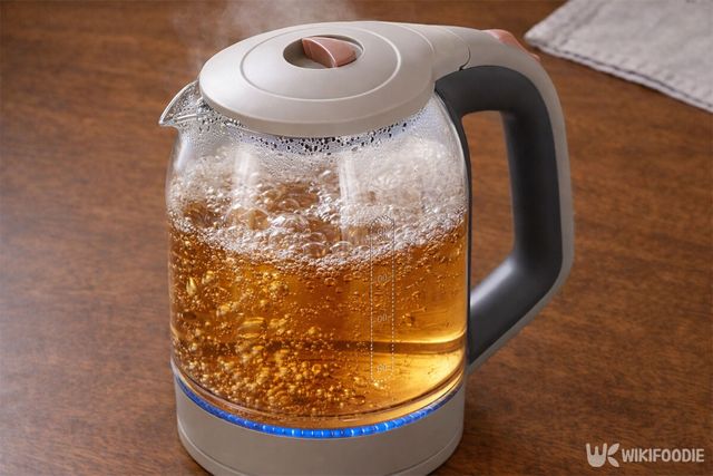전기포트에 차를 넣어 끓이고 있다. / 위키푸디