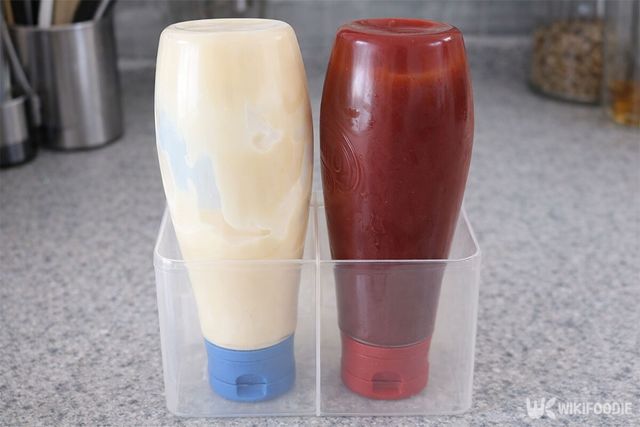 페트병을 잘라 케첩, 마요네즈를 수납하고 있다. / 위키푸디