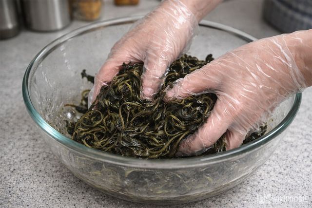 곤드레에 양념을 넣어 무치고 있다. / 위키푸디