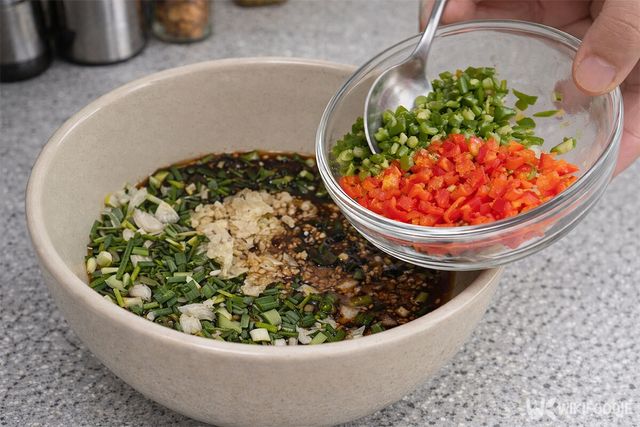 홍고추와 청양고추를 넣고 양념장을 만들고 있다. / 위키푸디