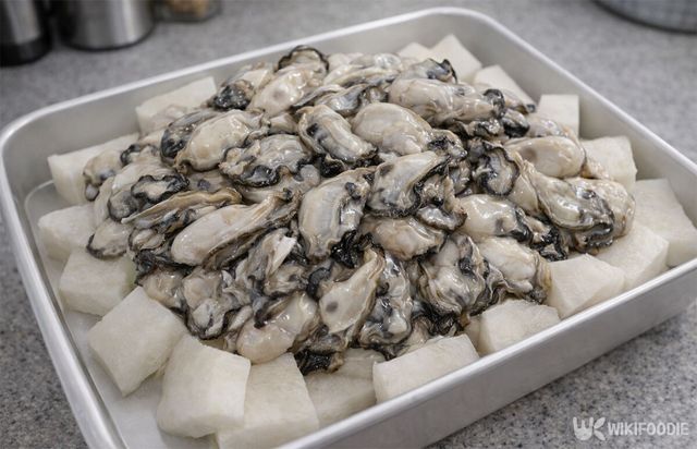 썬 무위에 굴을 올린 모습이다. / 위키푸디