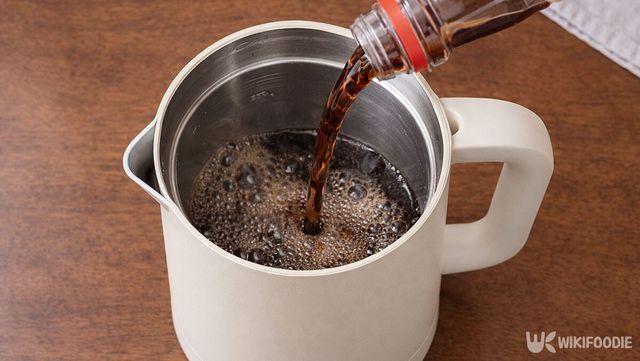 전기포트에 콜라를 따르고 있다. / 위키푸디