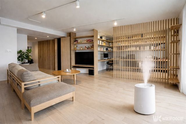 거실에 가습기가 틀어져 있다. / 위키푸디