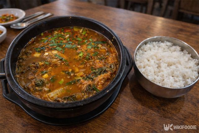 짱뚱어탕이 식탁에 놓여 있다. / 위키푸디