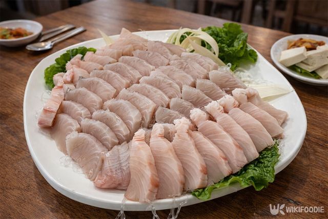 식당 식탁에 삼치회가 놓여 있다. / 위키푸디