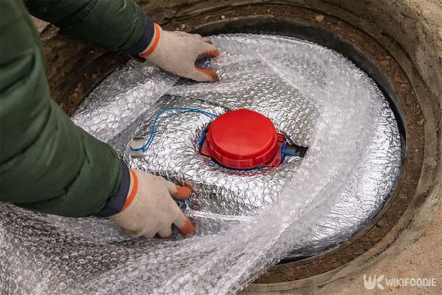 수도 배관에 보온재를 부착하고 있다. / 위키푸디