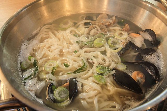 2위로 등극한 칼국수가 그릇에 담겨 있다. / Traveler lab food-shutterstock.com