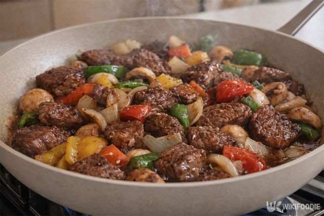 완성된 찹스테이크가 프라이팬에 담겨 있다. / 위키푸디