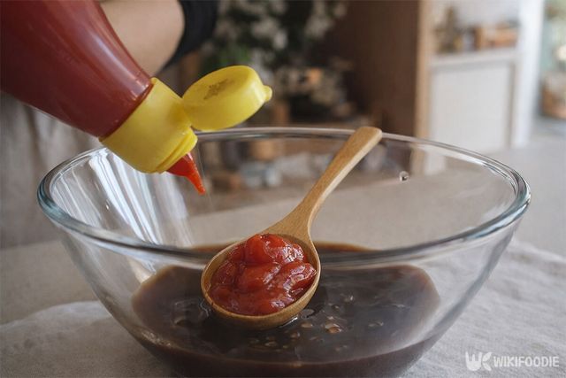 스테이크 소스와 굴소스가 담긴 볼에 케첩을 넣고 있다. / 위키푸디