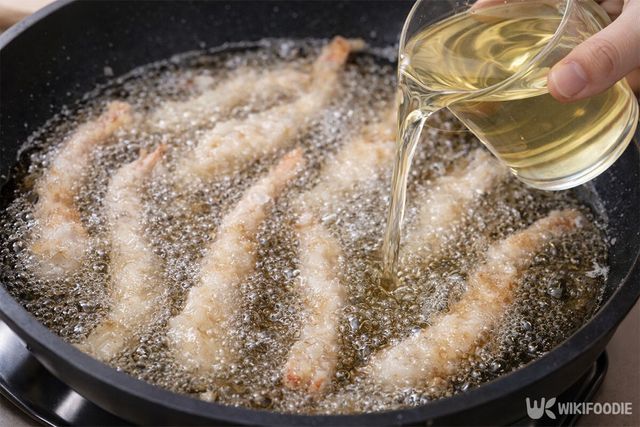 돼지기름을 넣어 새우 튀김을 튀기고 있다. / 위키푸디