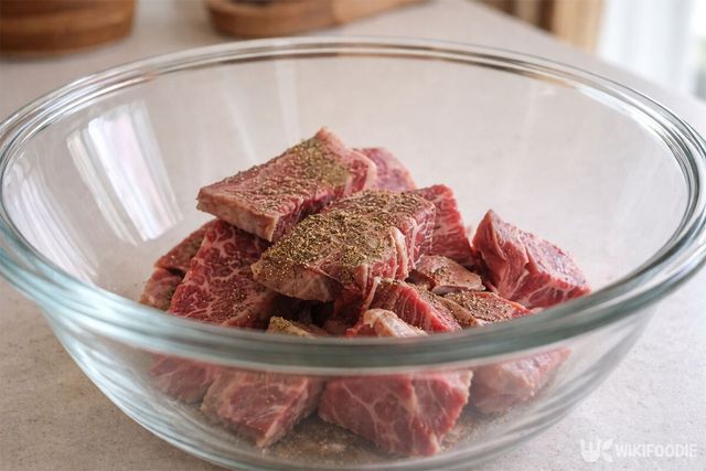 손질한 고기에 후추를 뿌려 밑간한 모습이다. / 위키푸디