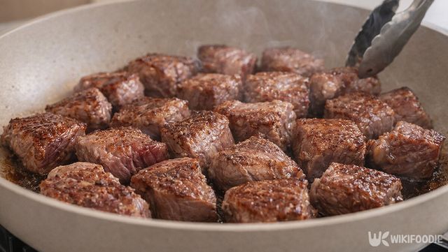 찹스테이크를 프라이팬에서 노릇노릇 굽고 있다. / 위키푸디