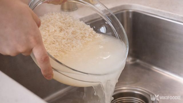 씽크대에 쌀뜨물을 따르고 있다. / 위키푸디