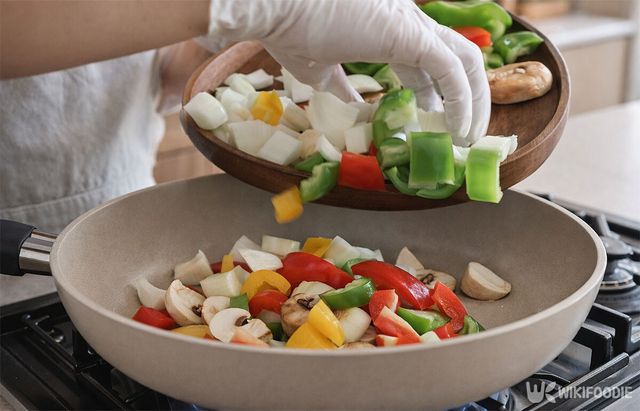 양송이 버섯과 각종 채소를 프라이팬에 넣고 있다. / 위키푸디