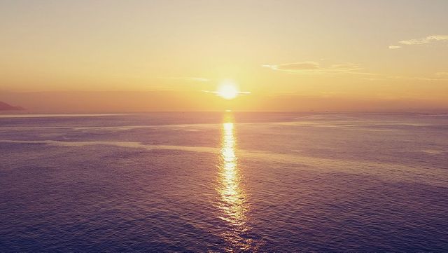 부산 오륙도에 해가 떠오르고 있다. / RIVERSTACK-shutterstock.com