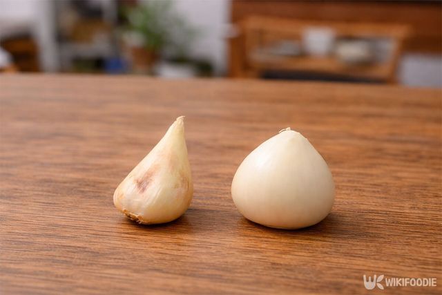 뾰족한 국산 마늘과 뭉툭한 중국산 마늘의 모습이다. / 위키푸디