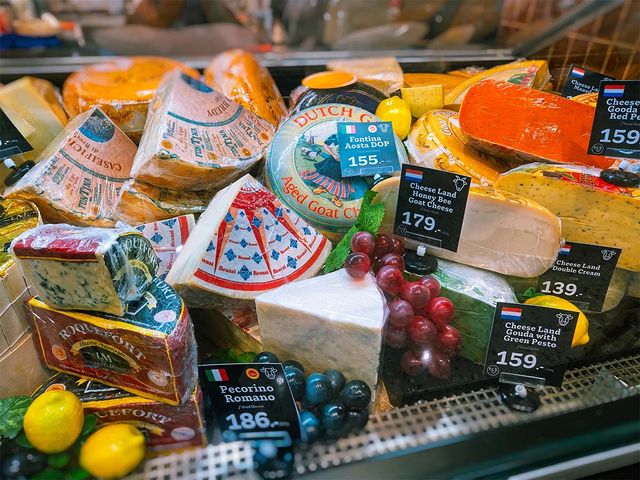 여러 나라의 치즈들이 한데 놓여 있다. / VTT Studio-shutterstock.com