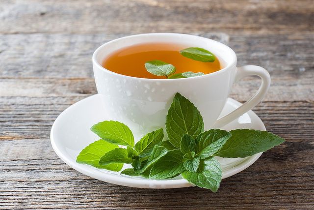 페퍼민트 차가 식탁 위에 놓여 있다. / Elenglush-shutterstock.com