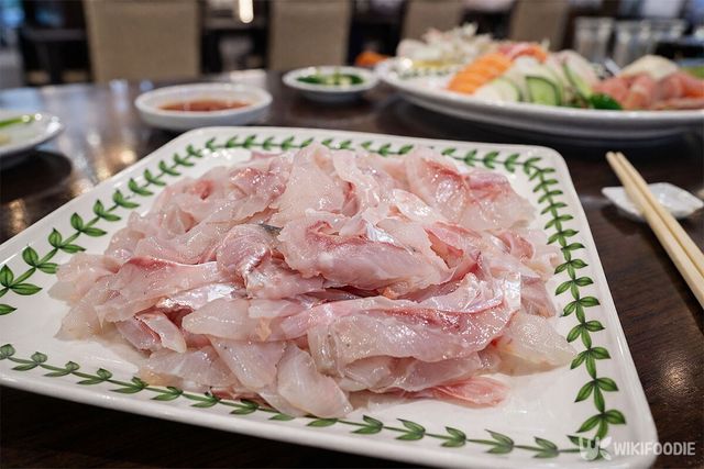 가숭어회가 식당 식탁에 놓여 있다. / 위키푸디