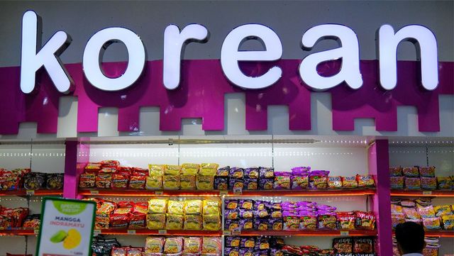 외국 마트에 한국 식품 코너가 따로 마련돼 있는 모습이다. / Darmawan Setyadi-shutterstock.com