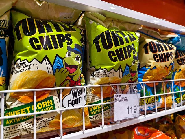 꼬북칩이 외국 마트 매대에 진열돼 있다. / MDV Edwards-shutterstock.com