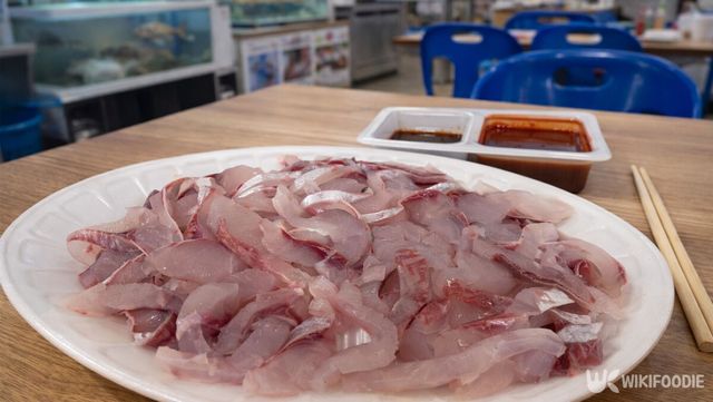 수산시장 안 횟집 식탁에 가숭어회가 놓여 있다. / 위키푸디