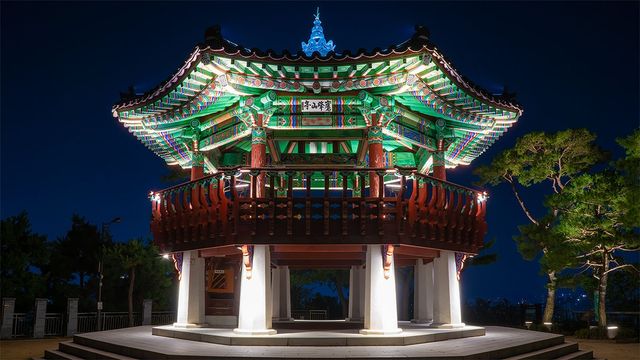 밤에 찍은 북악산 팔각정의 모습이다. / david.stock-shutterstock.com