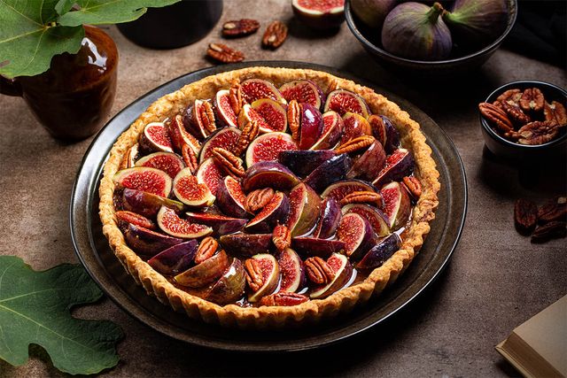 무화과로 만든 파이가 접시에 담겨 있다. / OlgaBombologna-shutterstock.com