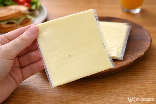 가공된 슬라이스 치즈를 들고 있다. / 위키푸디