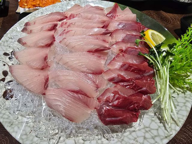 겨울이 제철인 대방어 회가 접시에 담겨 있다. / Alex_Yu-shutterstock.com