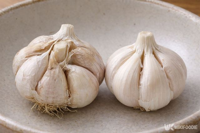 마늘조각 수가 많은 '난지형' 마늘과 적은 '한지형' 마늘이 왼쪽, 오른쪽에 놓여 있다. / 위키푸디