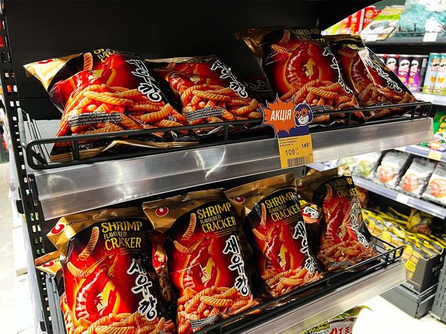 우크라이나 마트에 매우 새우깡이 한가득 놓여 있다. / AS photo family-shutterstock.com