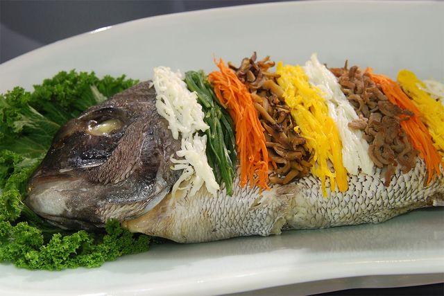 감성돔으로 만든 찜이 접시에 담겨 있다. / Johnathan21