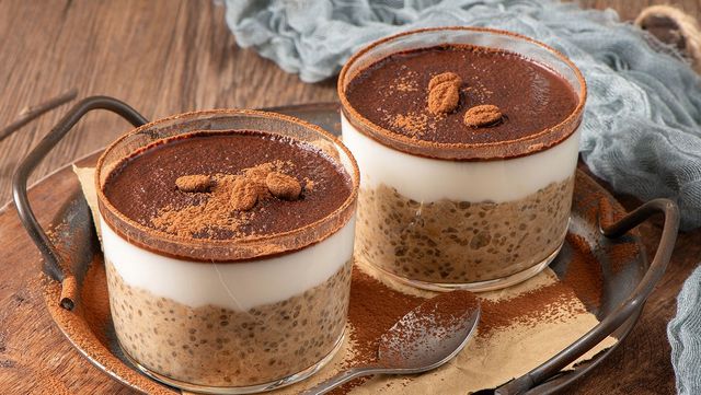 치아시드와 초콜릿으로 만든 티라미수가 식탁 위에 놓여 있다. / homydesign-shutterstock.com