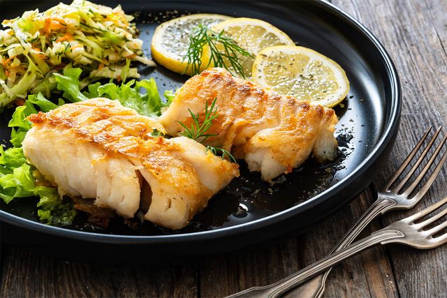 대구 스테이크가 채소와 함께 그릇에 담겨 있다. / Jacek Chabraszewski-shutterstock.com