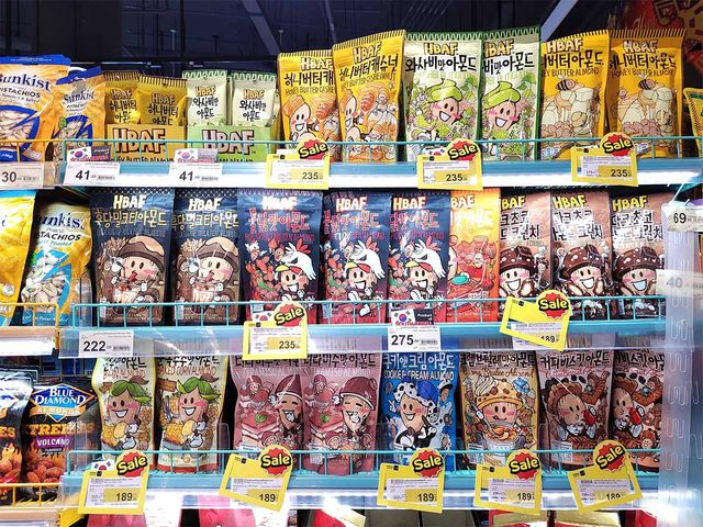 여러 가지 맛의 바프 아몬드가 놓여 있다. / Opasbbb-shutterstock.com