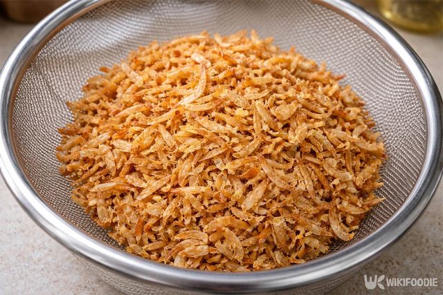 마른 보리새우가 뜰채에 담겨 있다. / 위키푸디