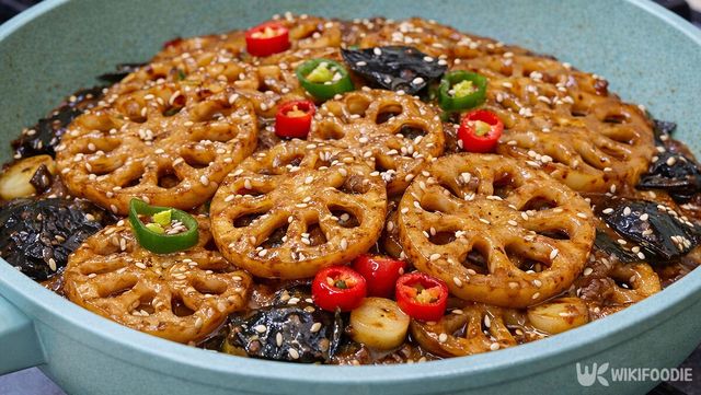 완성된 연근조림이 프라이팬에 담겨 있다. / 위키푸디