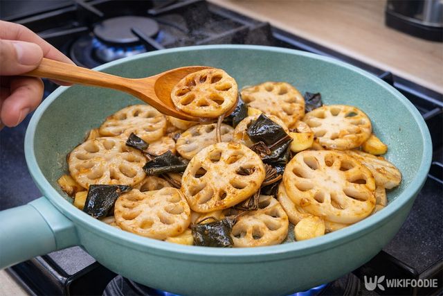 프라이팬에 연근, 생강, 건다시마를 넣고 볶고 있다. / 위키푸디