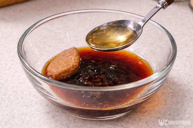 간장과 된장이 담긴 볼에 올리고당을 넣고 있다. / 위키푸디