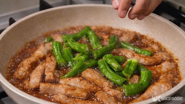 항정살에 꽈리고추를 넣고 있다. / 위키푸디