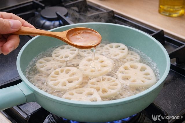 삶고 있는 연근에 식초를 넣고 있다. / 위키푸디