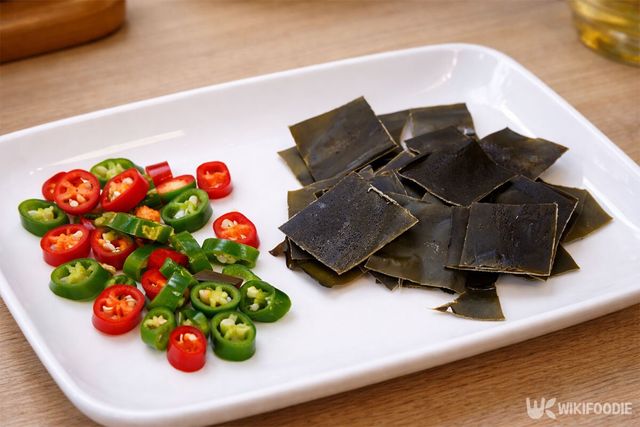 손질된 홍고추, 청양고추, 건다시마가 담겨 있다. / 위키푸디