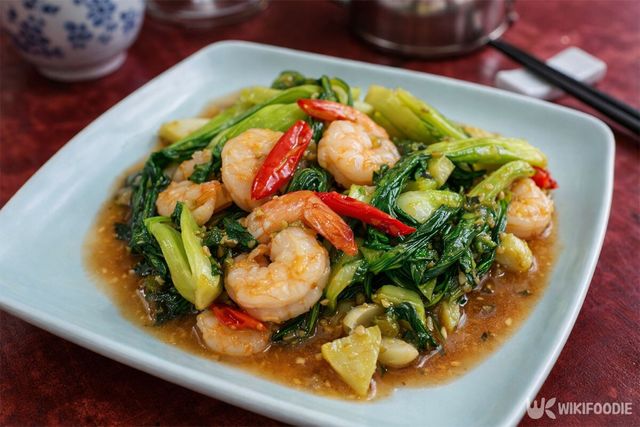 중식당 식탁에 청경채 볶음이 나온 모습이다. / 위키푸디