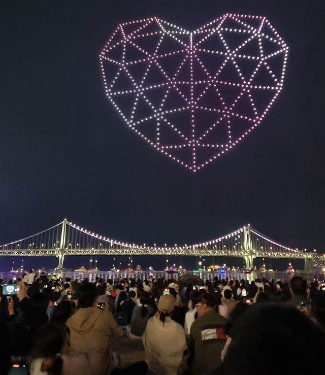 광안대교 위에서 드론쇼를 하고 있는 모습이다. / shami88-shutterstock.com