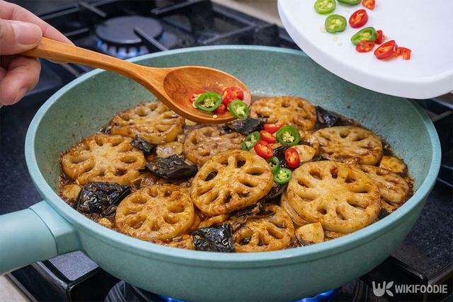 고추 고명을 올리고 있다. / 위키푸디