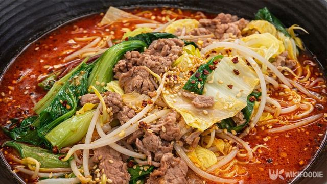 청경채가 들어간 마라탕이 그릇에 담겨 있다. / 위키푸디